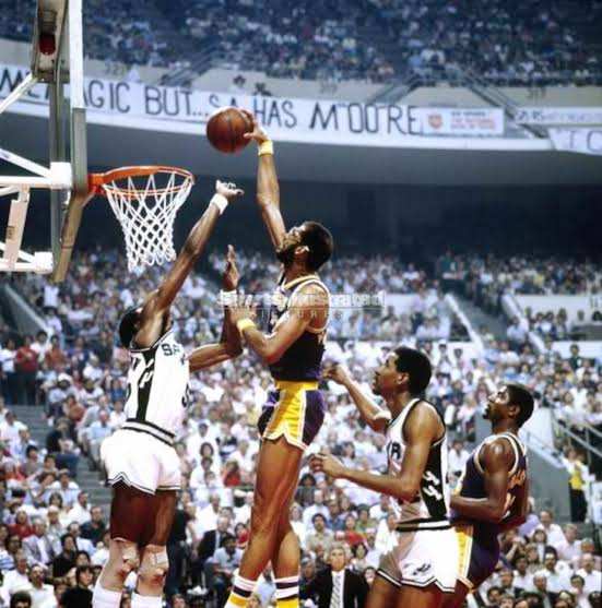 Anciens joueurs NBA bloqués