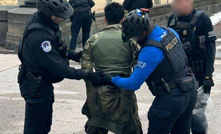 Potence trouvée près du Capitole américain, un homme arrêté