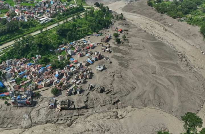 Al menos 160 muertos y cientos desaparecidos tras inundaciones repentinas en Nepal y China