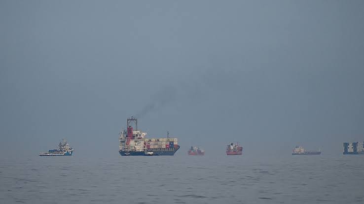 Tanker Struck by Projectile in Strait of Hormuz Amid US-Iran Tensions