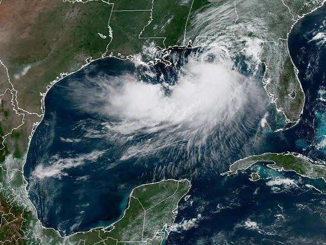 Tormentas Tropicales Apuntan a Ambas Costas de EE. UU. con Amenaza de Huracán