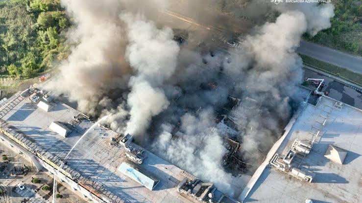 Ataque ruso a almacén en área de Kyiv provoca detonación, matando a 37