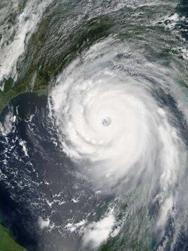 Huracán Karina se intensifica a Categoría 3, amenaza con impacto histórico en California