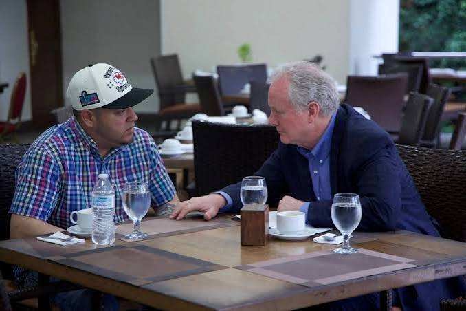 Senador de EE. UU. se reúne con hombre deportado erróneamente a El Salvador