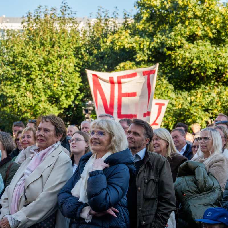 Islandia vota sobre la reanudación de las conversaciones de membresía en la UE mientras la presión de Trump por la vecina Groenlandia ensombrece el debate