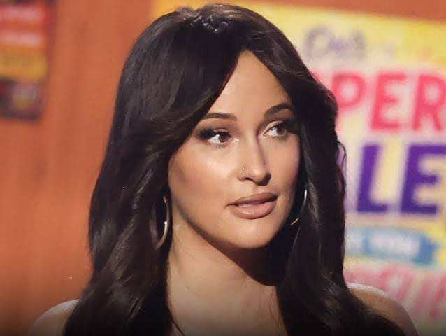 La scène de Kacey Musgraves prend feu en plein concert