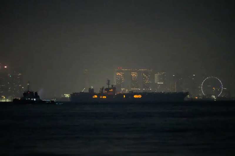 El USS Abraham Lincoln pasa frente a Singapur de camino a casa desde Oriente Medio