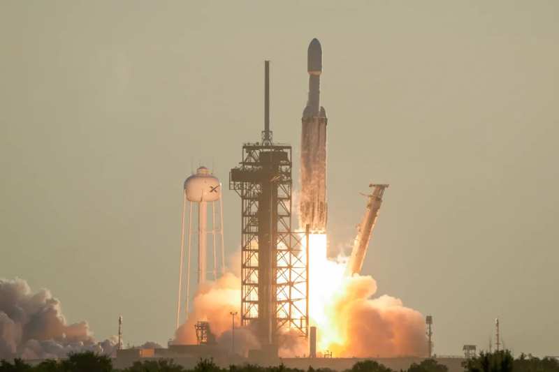 SpaceX y NASA Retrasan Misión a la EEI por Fuga de Oxidante en Nave Espacial Dragon