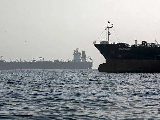 Les États-Unis frappent l'Iran, le pétrole dépasse les 90 $