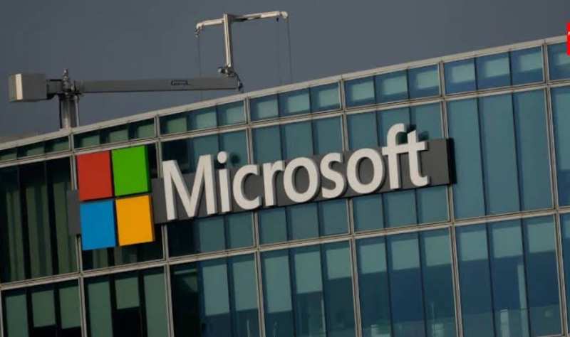 Microsoft Admite que la Expansión de la IA Amenaza los Objetivos Climáticos en un Memorando Interno