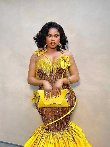 El vestido dorado de sirena de Bobrisky para su cumpleaños desata un frenesí en las redes sociales