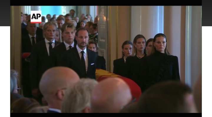 La reina noruega Mette-Marit se une a la procesión para llevar el féretro del difunto rey Harald V a la capilla real