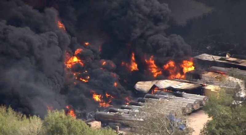 Explosion majeure dans une usine chimique déclenche des évacuations obligatoires et un panache de fumée toxique sur une banlieue de Houston