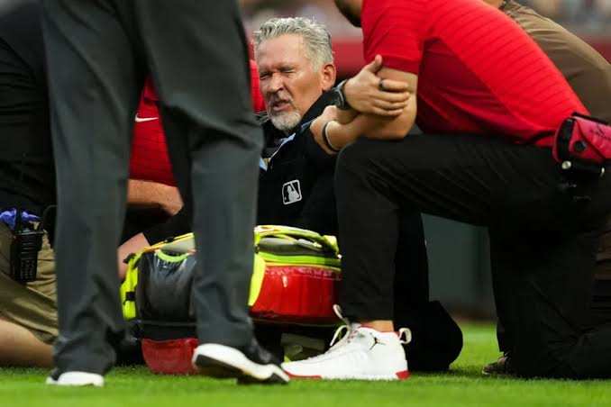 Veteran umpire Gonzalez exits Padres-Reds game due to heat exhaustion