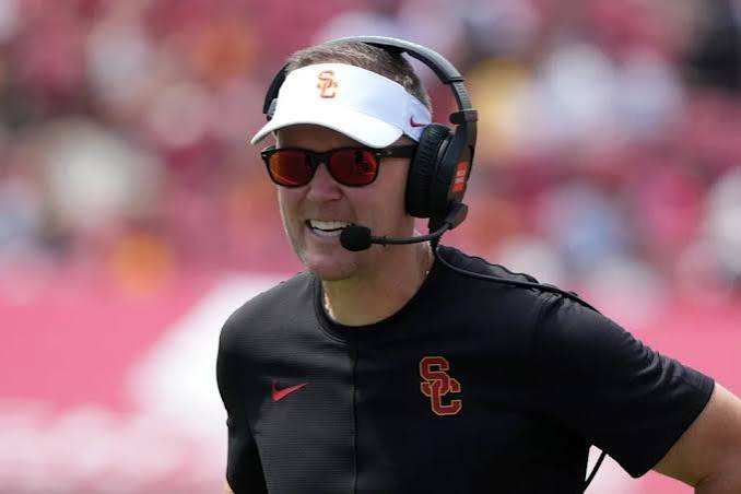 Lincoln Riley Responde a la 'Narrativa Falsa' de la USC Tras Imágenes Virales de Asistencia