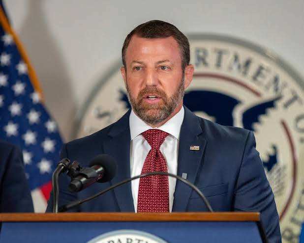 Jefe del DHS Propone Agentes del ICE en Lugares de Votación