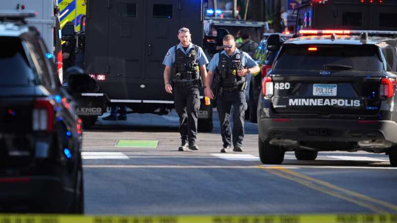 Oficiales de policía entre 'múltiples víctimas' baleados en el centro de Minneapolis