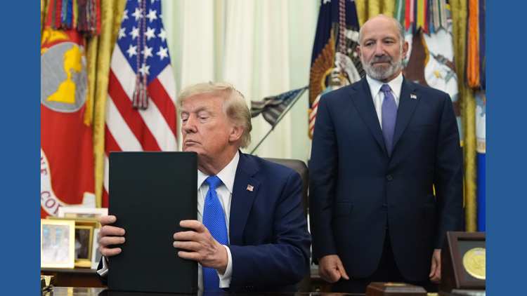 Un juge bloque la nouvelle tentative de Trump de limiter la citoyenneté à droit du sol, invoquant la jurisprudence de la Cour suprême