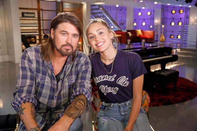 Billy Ray Cyrus respalda públicamente a Miley Cyrus en la eliminación de su apellido antes del nuevo álbum