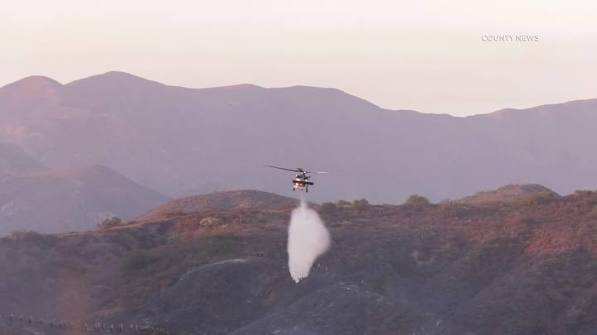 Refugio en el lugar emitido por incendio forestal en crecimiento en San Juan Capistrano