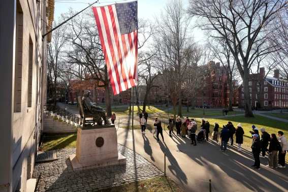 La administración Trump impulsa la eliminación de la exención de impuestos para colegios privados con políticas DEI