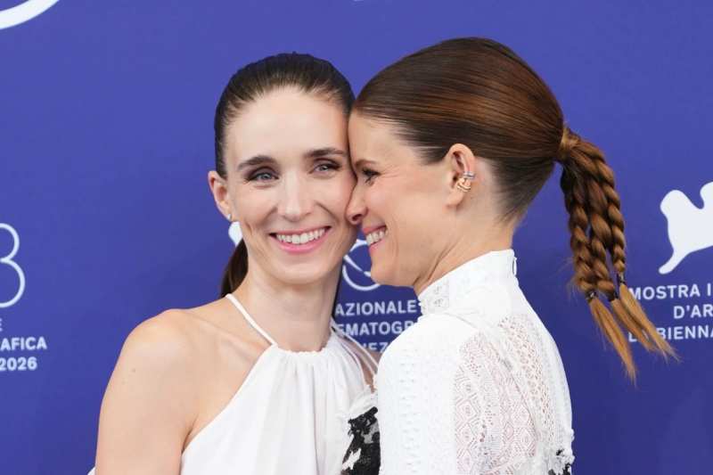 Rooney y Kate Mara tuvieron que hablar al unísono en ‘Bucking Fastard’
