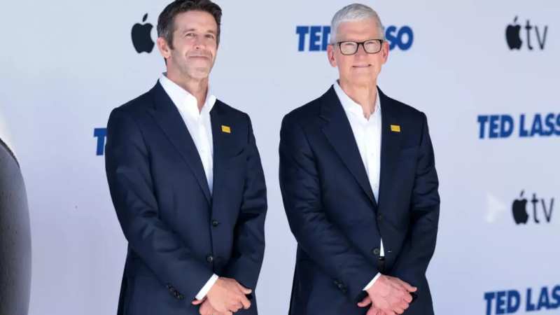 Apple Shares Slip 2.5 Percent as New CEO John Ternus Faces Scrutiny Ahead of High-Stakes iPhone Launch