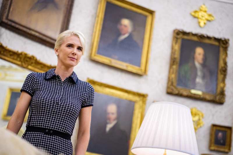 Trump da $45,000 en regalos en efectivo a altos asesores, incluida Natalie Harp, la 'impresora humana'.