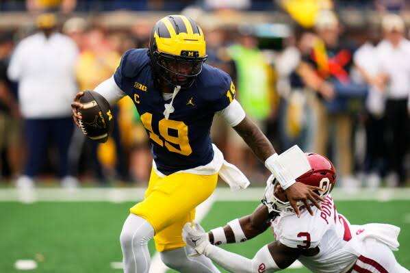Michigan se recupera y vence a Oklahoma (Nº 11) 17-10 después de que una intercepción al final del partido preparara un touchdown para la ventaja
