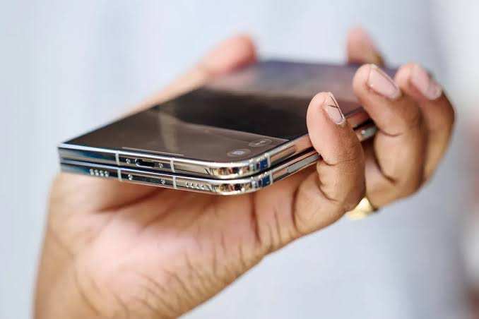 比头发丝还薄的玻璃：新款iPhone如何弯曲而不折断
