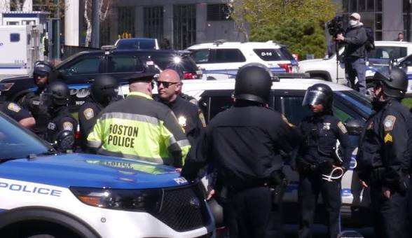 La policía de Boston recurre a un nuevo software impulsado por IA para el monitoreo de redes sociales. Los concejales dicen que no lo sabían.