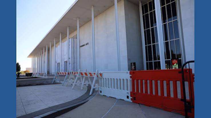肯尼迪中心表示，因“急性公共安全风险”暂时关闭建筑