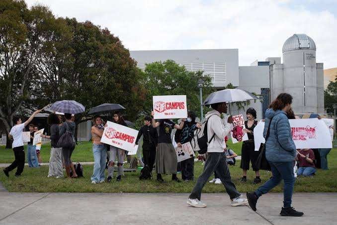 西班牙裔涌入这所大学。它让校园警察兼任ICE特工。