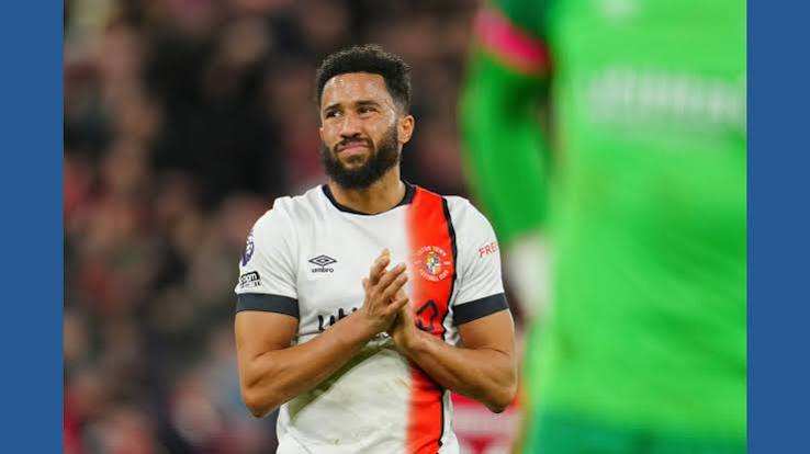 Ancien joueur de football anglais évite une blessure après avoir été renversé par un rouleau de terrain