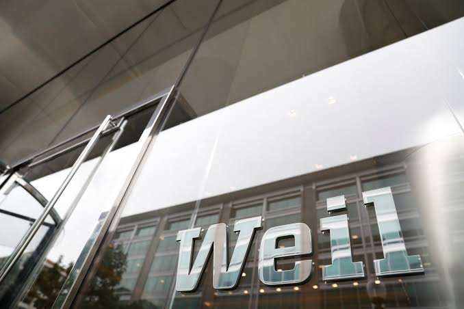 Weil, Gotshal & Manges 在关键人才离职后考虑合并选项，彭博社报道