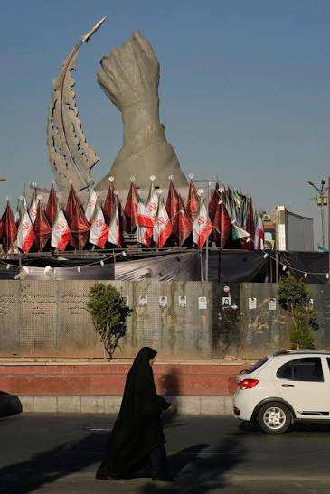 فرنسا تتعهد بالرد بعد إغلاق إيران لمركز لغة في طهران