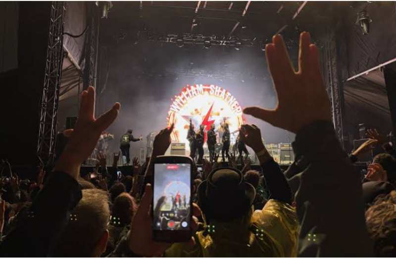 William Shatner reprend "Crazy Train" et fait ses débuts avec un groupe de heavy metal au Riot Fest