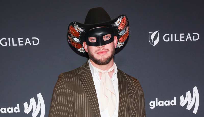 乡村歌手 Orville Peck 承认与拉斯维加斯突袭者队 NFL 球员接吻