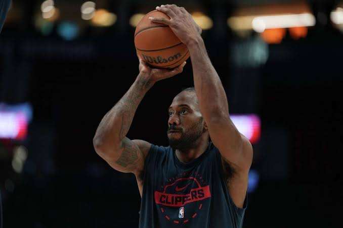 Les Raptors et Kawhi Leonard s'entendent sur une prolongation de 2 ans et 115 millions de dollars, selon une source AP