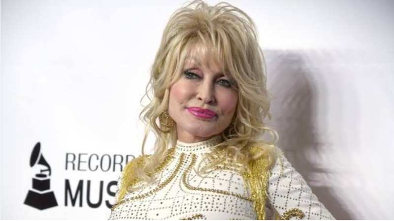 La succession de Dolly Parton demande une ordonnance restrictive contre le neveu de la chanteuse