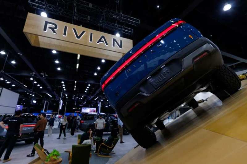 Rivian retira del mercado casi 99.000 vehículos por problema en la pantalla de la cámara de visión trasera