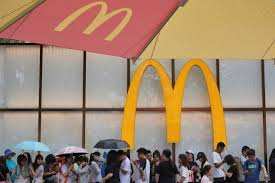 Más tecnología y pollo empanado a mano llegarán a McDonald's como parte de un impulso de modernización de $8.5 mil millones