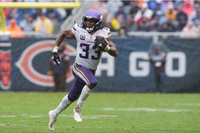 Une blessure au genou empêche Aaron Jones de s'entraîner pour les Vikings