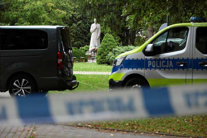 Un homme au couteau tue un prêtre, blesse quatre personnes dans une attaque dans une abbaye polonaise