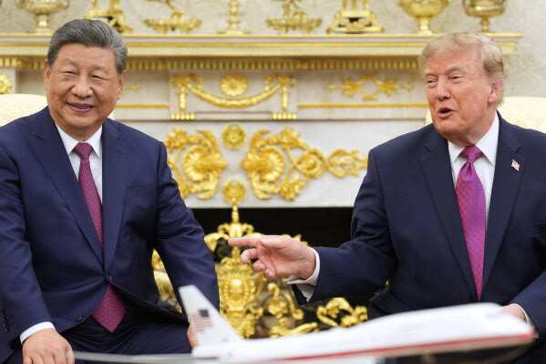 特朗普向习近平展示两人合影并强调“非常尊重”