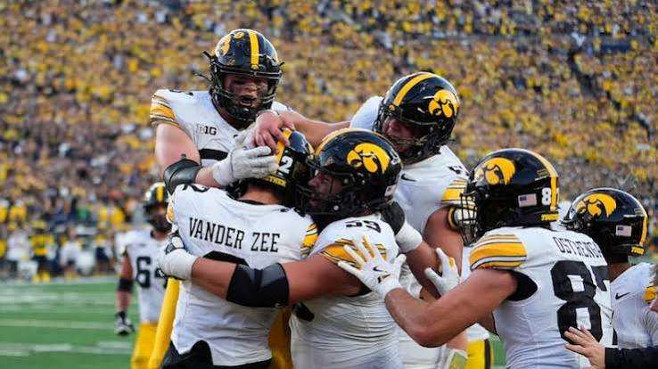 No. 17 Iowa drives for last-play TD to beat No. 18 Michigan 20-19
