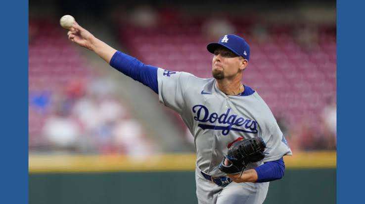 El relevista de los Dodgers Blake Treinen se lesiona el hombro de lanzar al calentarse en el bullpen, la temporada ha terminado