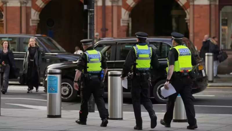 英国警方在美军轰炸机基地附近因重大威胁升级逮捕涉嫌爆炸物法男子