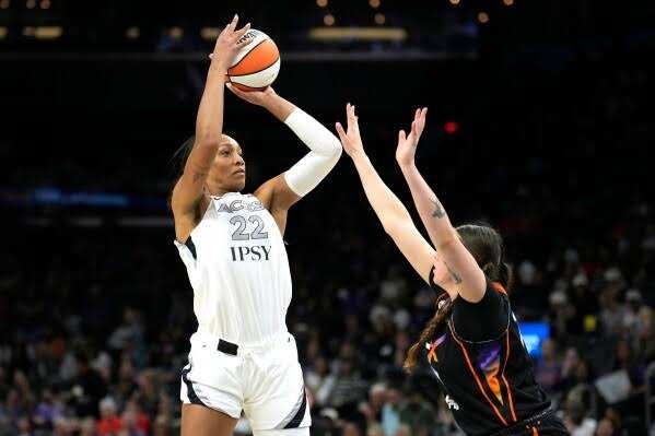 آيا ويلسون تصنع التاريخ بجائزة كبرى قبل تصفيات دوري WNBA