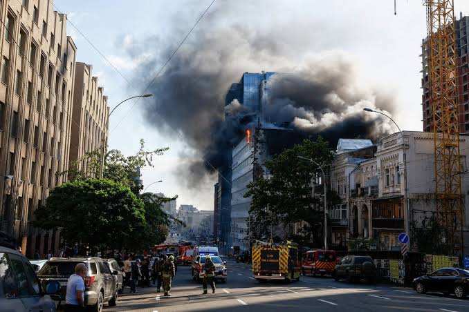 Se escuchan explosiones en Kiev, dice testigo de Reuters